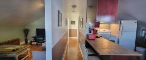 une cuisine avec un comptoir et un réfrigérateur dans l'établissement Appartement Maufils, à Québec