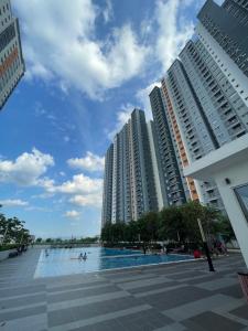 una piscina en medio de dos edificios altos en Santai at KotaWarisan KLIA Netflix, en Sepang