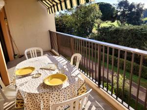 a table with yellow plates on top of a balcony at Le Masters in Mandelieu-la-Napoule