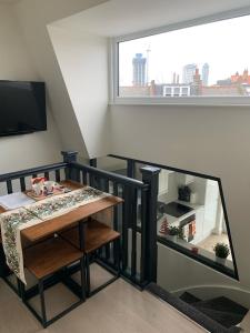 One Bedroom Apartment London في لندن: غرفة مع طاولة وشرفة مع نافذة