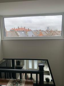 una ventana con vistas a la ciudad en One Bedroom Apartment London, en Londres