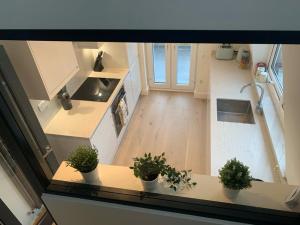 una vista aérea de una cocina con macetas en un mostrador en One Bedroom Apartment London, en Londres