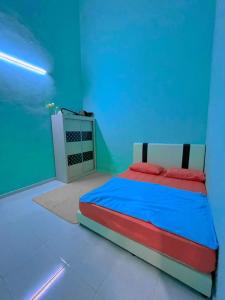 A bed or beds in a room at Airport Kelantan HOMESTAY & TRANSIT ROOM