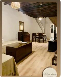 - une chambre avec un lit, une table et des chaises dans l'établissement Lotzia House, à Kástron