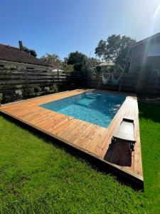 duży basen z drewnianym tarasem w obiekcie Beach house idéale pour famille, 400 m de l’océan w mieście Labenne