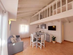 Il comprend un salon avec un canapé et une table. dans l'établissement Branco Sea Holiday Apartments, à Santa Maria