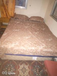a small bed in a room with at 2 bedroom Bungalow @ St John in Mount Aureol
