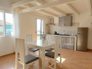 Η κουζίνα ή μικρή κουζίνα στο Branco Sea Holiday Apartments