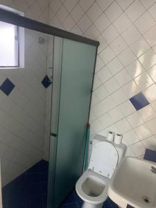 a bathroom with a toilet and a sink at Casa em Riviera de São Lourenço in Bertioga