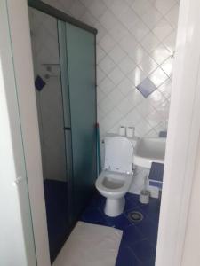 a small bathroom with a toilet and a sink at Casa em Riviera de São Lourenço in Bertioga