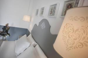 A seating area at Daniel Apartments
