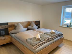 - une chambre avec un grand lit et une tête de lit en bois dans l'établissement Wohnung LifeBalance, 