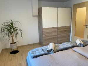 מיטה או מיטות בחדר ב-Wohnung LifeBalance