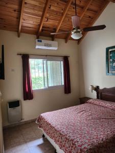 - une chambre avec un lit et une fenêtre dans l'établissement Solar Encantado Cabañas & Chalet, à Villa General Belgrano
