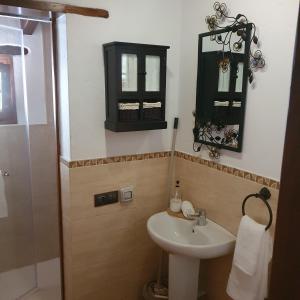 bagno con lavandino e specchio di La Gallania de Papá Pepe a Santa Lucía