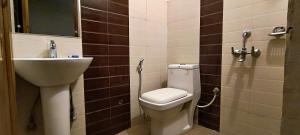 łazienka z toaletą i umywalką w obiekcie Hotel Grace Ganga w mieście Rishikesh