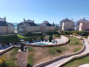 einen Hinterhof mit einem Brunnen und einigen Häusern in der Unterkunft PH Patagonia Barrancas al Mar 2 in Puerto Madryn