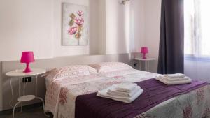 1 dormitorio con 1 cama con toallas en Cala Gonone house, en Cala Gonone