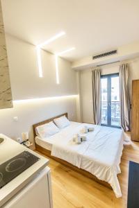 Schlafzimmer mit einem Bett mit weißer Bettwäsche in der Unterkunft Luxury apartment B5 - Thessaloniki Center in Thessaloniki