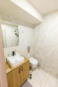 ein Bad mit einem Waschbecken und einem WC in der Unterkunft Luxury apartment B5 - Thessaloniki Center in Thessaloniki