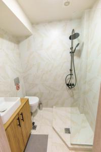 ein Bad mit einer Dusche, einem WC und einem Waschbecken in der Unterkunft Luxury apartment B5 - Thessaloniki Center in Thessaloniki