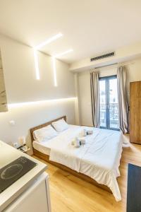 ein Schlafzimmer mit einem Bett mit zwei Tassen drauf in der Unterkunft Luxury apartment B5 - Thessaloniki Center in Thessaloniki