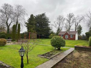 un patio con una casa y un semáforo en Country Retreat Near Emerald Park, en Dunshaughlin