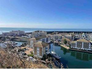 ariale Aussicht auf eine Stadt mit Hafen in der Unterkunft Seaside Getaway in Brighton & Hove