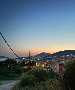 uitzicht op een stad bij zonsondergang bij Lux Apartment Oasis in Rafailovici