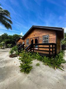 ein kleines Holzhaus auf einer unbefestigten Straße in der Unterkunft Mangata Villas Adults Only in San Pedro