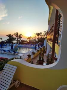 uitzicht op een zwembad in een resort bij Hotel Capizzo in Ischia