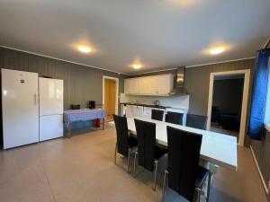 Kuchyň nebo kuchyňský kout v ubytování Leirvik i Sogn-Apartment