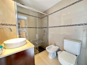La salle de bains est pourvue de toilettes, d'un lavabo et d'une douche. dans l'établissement Palermo Hollywood Totalmente equipado temporal, à Buenos Aires