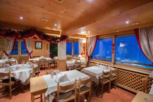 uma sala de jantar com mesas com decorações de Natal em Hotel La Crémaillère em Le Grand-Bornand