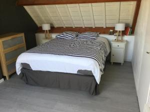 1 dormitorio con 1 cama con 2 mesitas de noche y 2 lámparas en Maison Hoëdic en La Trinité-sur-Mer