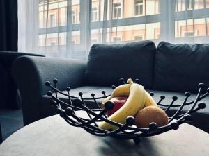 uma taça de metal de fruta sobre uma mesa em BEBA apartment em Košice