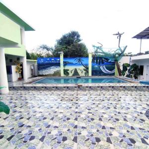 - une piscine au milieu d'un bâtiment dans l'établissement Bungalow in Holidays Beach Resort, à Bolinao