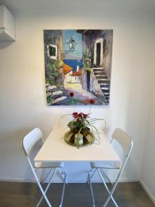 uma pintura de uma mesa com um vaso de flores em Studio Apartment Rosa Krk em Krk