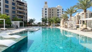 una gran piscina en una ciudad con edificios en Post Modern Near Burj Al Arab en Dubái