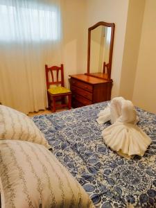 サンタ・ポラにあるSanta Pola Playaのベッドルーム1室(ドレッサー付きベッド1台、鏡付)