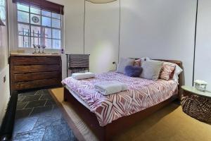 1 bedroom flat near Russel Square في لندن: غرفة نوم عليها سرير ووسادتين