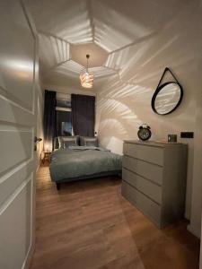 1 dormitorio con cama, espejo y tocador en Ferienwohnung Seegras, en Emden
