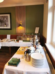 una mesa con platos y platos en un restaurante en Gasthaus Zur Riete en Celle