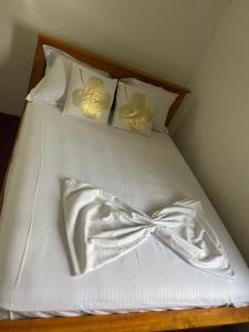 雅溫德的住宿－CASA BLANCA APPART，一张带白色床单的床,上面有弓