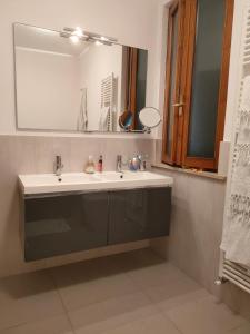 een badkamer met een wastafel en een spiegel bij Decameron in Borgo a Buggiano