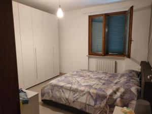 een slaapkamer met een bed en een raam bij Decameron in Borgo a Buggiano