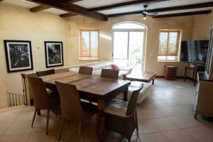 a living room with a table and a couch at Dionisia Holiday Home in Għasri