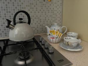 a tea kettle sitting on top of a stove at Il Sementone in Assisi