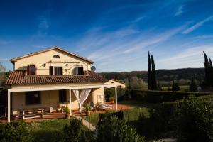 una villa con vistas a una casa en Suite San Martino - Cecina Riparbella casa vacanze, en Riparbella