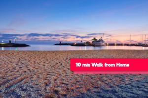 una señal roja en una playa con un barco en el agua en Ostia Sunsets • Home near Rome and Airport, en Lido di Ostia